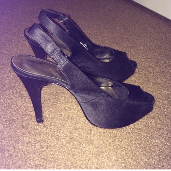 ****BUNDLE***Nude heels and black suede heels - Picture 4 of 4