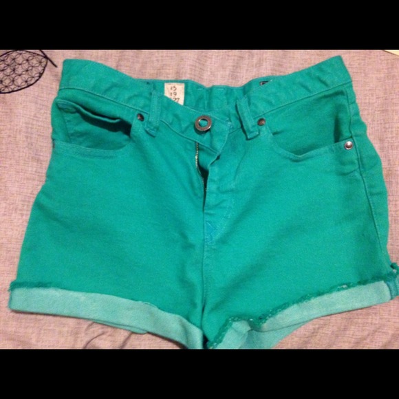 ❌SOLD❌ Volcom "Sound Check" High Waisted Shorts - Picture 3 of 4