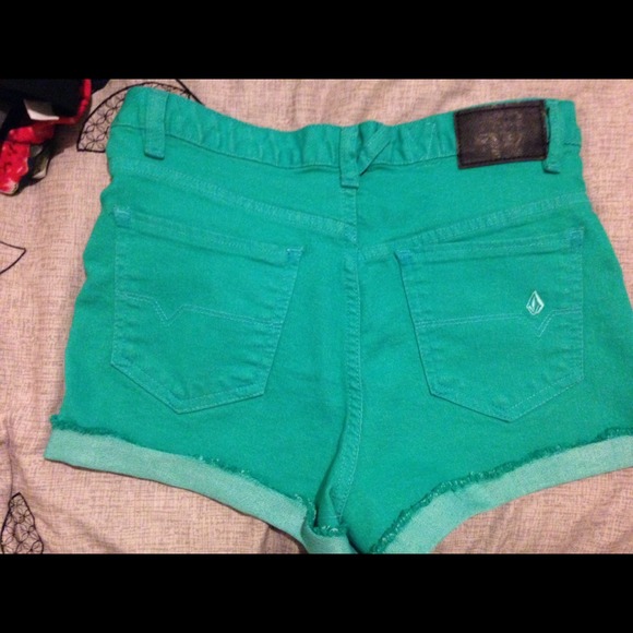 ❌SOLD❌ Volcom "Sound Check" High Waisted Shorts - Picture 4 of 4