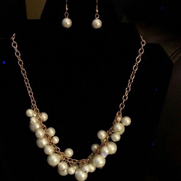 Simulated Pearls Necklace Set