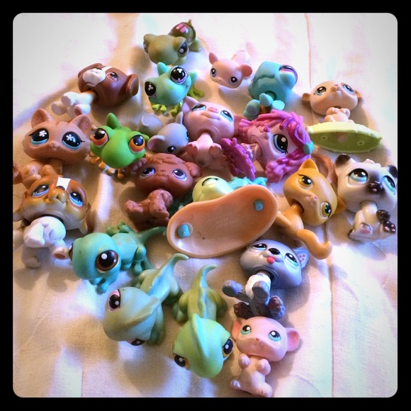 LOT OF 21 LITTLEST PET SHOPS