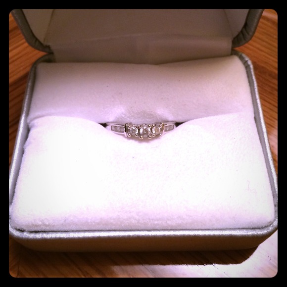 🔹TRADED🔹 10K white gold diamond ring