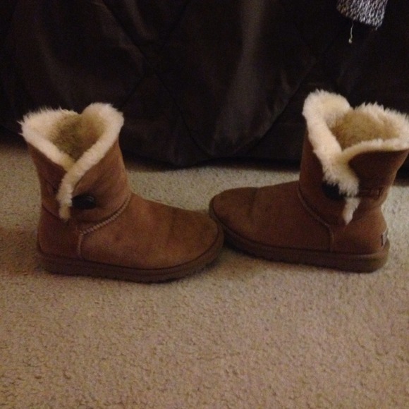 Chestnut bailey button Uggs