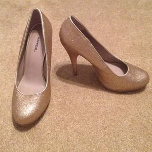 Gold glittery pumps