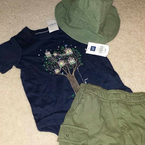 A baby boy's gap short set with bucket hat
