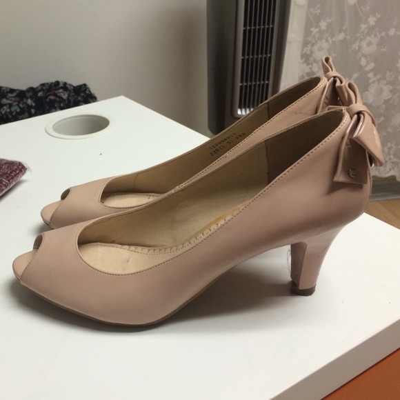 peep-toe low heeled shoe