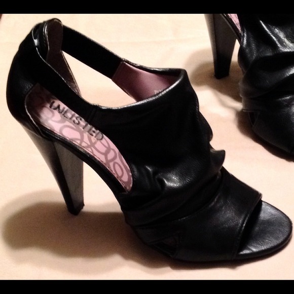 👠Unlisted, Black Peep Toe Booties! 👠
