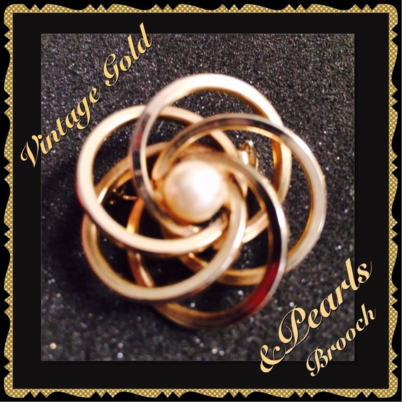 Jewelry - VINTAGE GOLD TONE & PEARL BROOCH