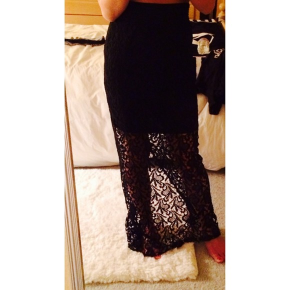 SOLD 🚫 Lacy maxi skirt