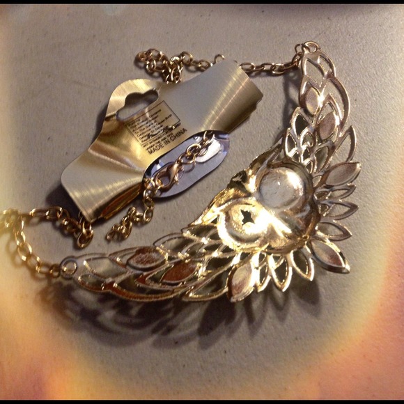 ❗️🚫SOLD IN BUNDLE❗️Coveted Melon Owl Necklace - Picture 3 of 3