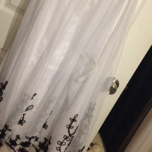 WHITE FORMAL DRESS - Picture 2 of 2