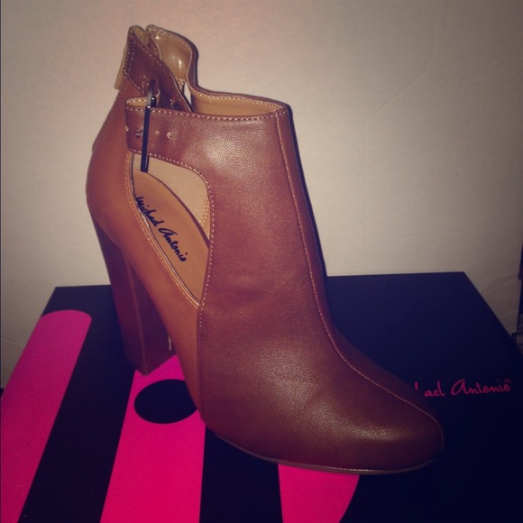 Brand new Michael Antonio brown manning heels