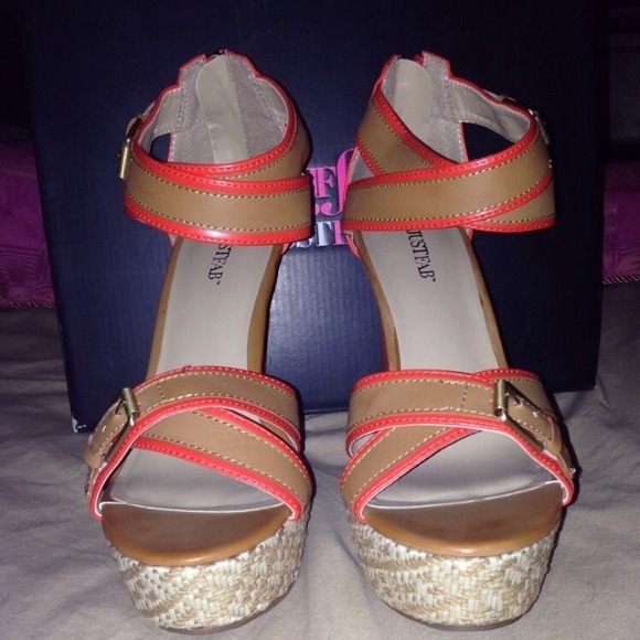 MUST HAVE wedge heels - Picture 2 of 4