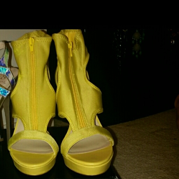 Shoe dazzle bundle yellow and metallic heels !!
