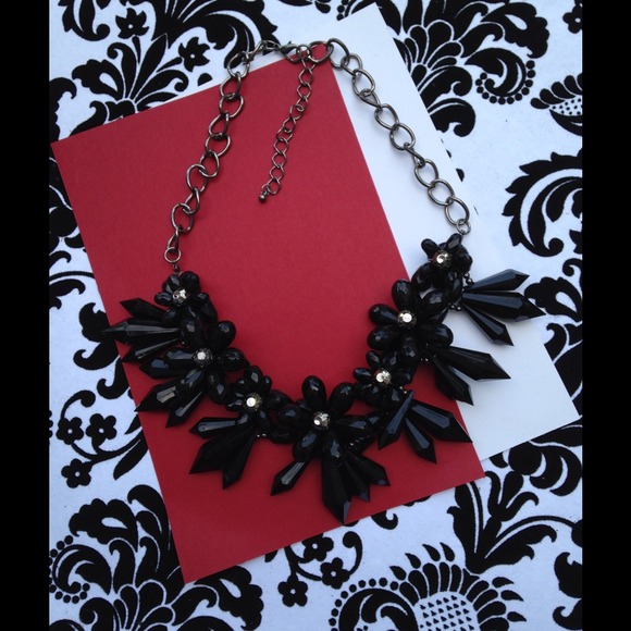 2x Host Pick! FLOWER BIB NECKLACE - Picture 2 of 2