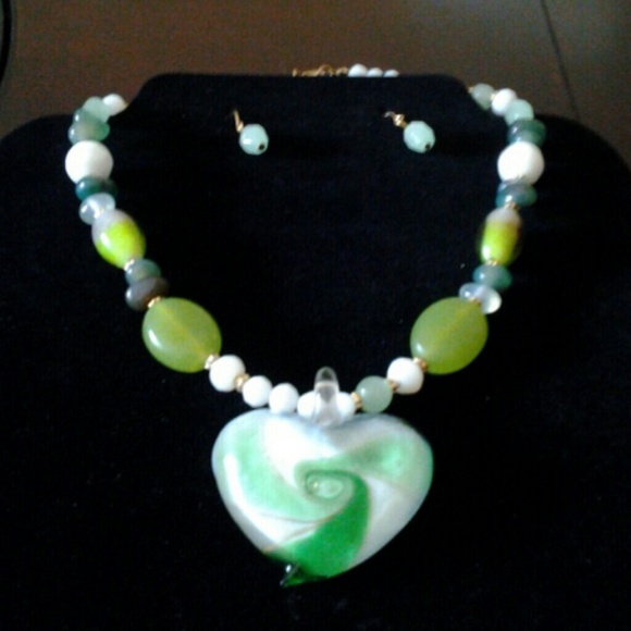 Beautifull glass heart necklace set.