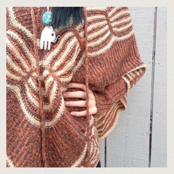 Sandy Hooded Poncho Sold Out - Picture 2 of 4