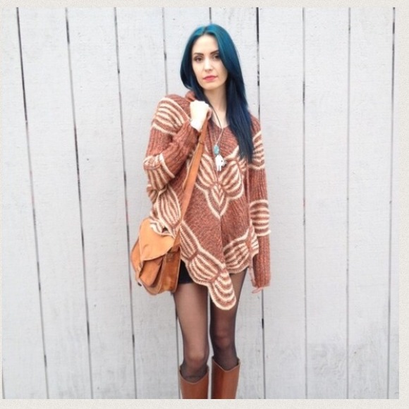 Sandy Hooded Poncho Sold Out - Picture 3 of 4