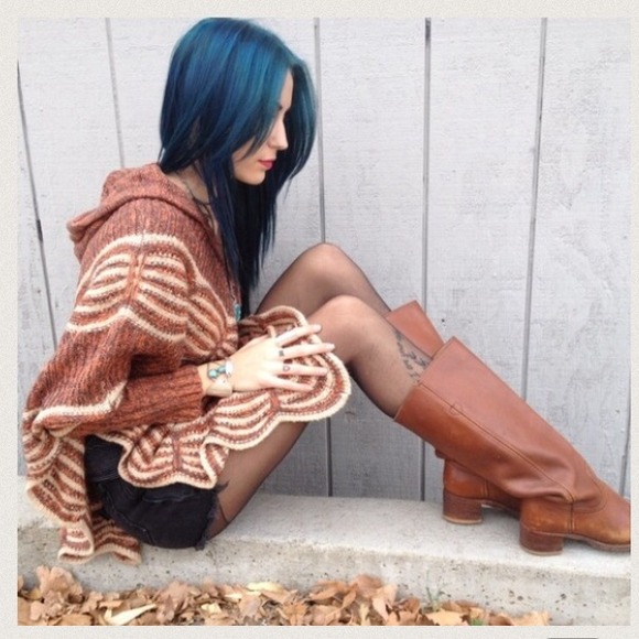 Sandy Hooded Poncho Sold Out - Picture 4 of 4