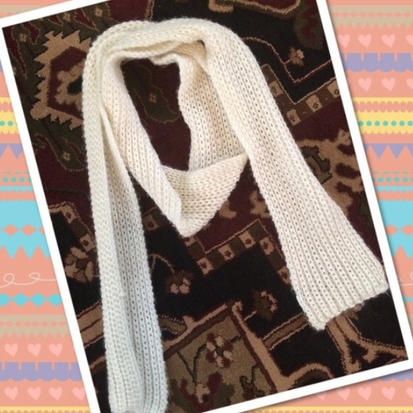 White scarf - Picture 4 of 4
