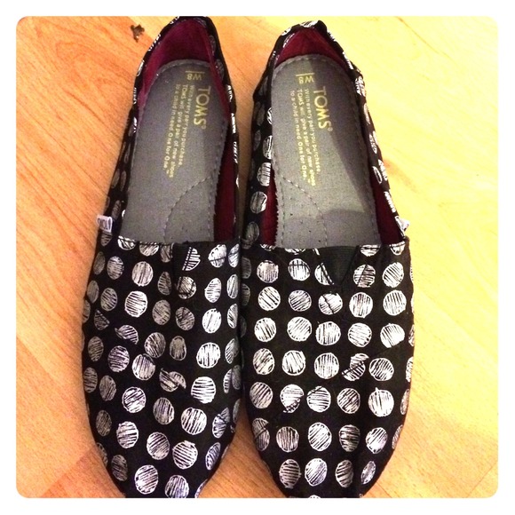 Brand new TOMS size 8