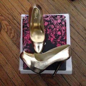 Gold pumps