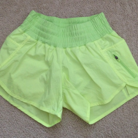 Sold!!Like New Tracker short