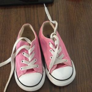 Toddler sz 8 converse