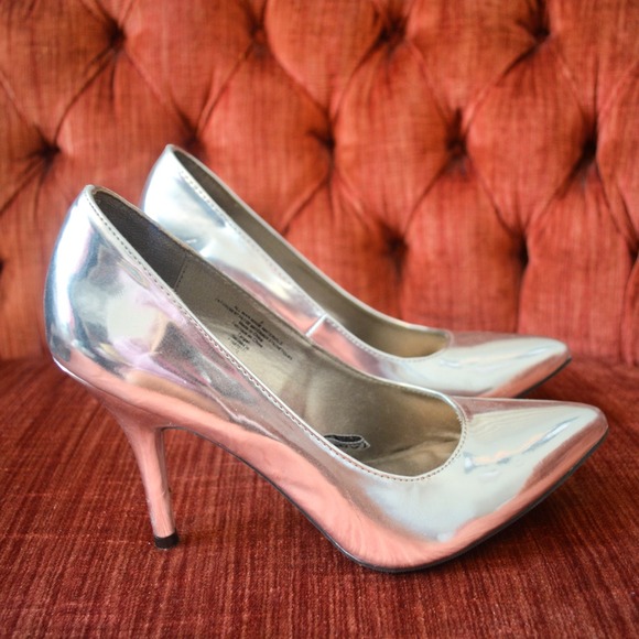 Mossimo Supply Co. Shoes - SOLD! Metallic Silver Pointed-Toe Pumps Mossimo Supply Co. Shoes - SOLD! Metallic Silver Pointed-Toe Pumps