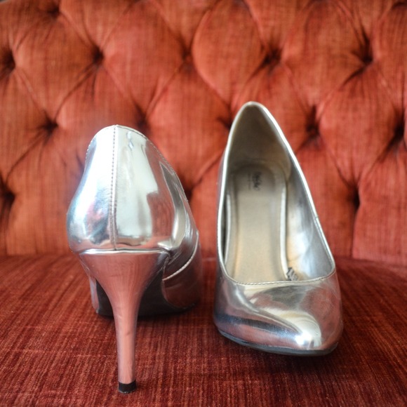 Mossimo Supply Co. Shoes - SOLD! Metallic Silver Pointed-Toe Pumps Mossimo Supply Co. Shoes - SOLD! Metallic Silver Pointed-Toe Pumps