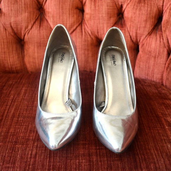 Mossimo Supply Co. Shoes - SOLD! Metallic Silver Pointed-Toe Pumps Mossimo Supply Co. Shoes - SOLD! Metallic Silver Pointed-Toe Pumps