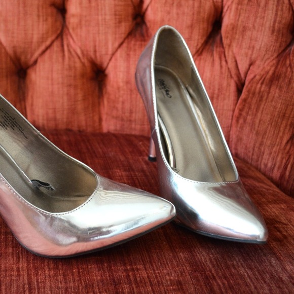 Mossimo Supply Co. Shoes - SOLD! Metallic Silver Pointed-Toe Pumps Mossimo Supply Co. Shoes - SOLD! Metallic Silver Pointed-Toe Pumps