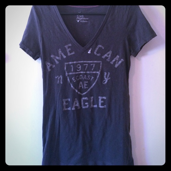American Eagle v-neck tee
