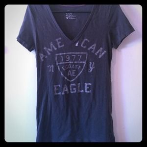 American Eagle v-neck tee