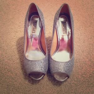 Badgley Mischka Silver Peep Toed Heels