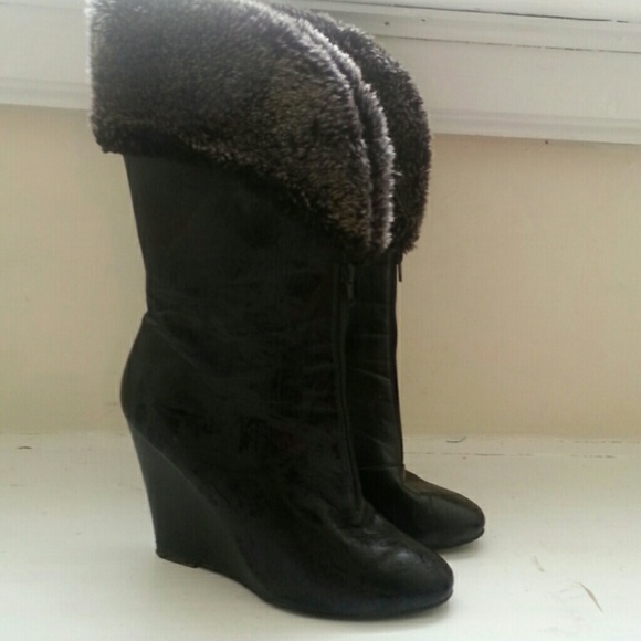 Black wedge boot w/fur