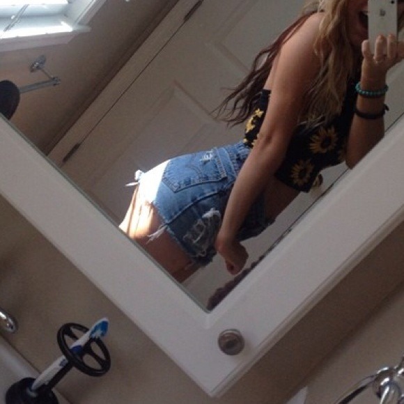 Destroyed High Waisted Levi Shorts - Picture 4 of 4