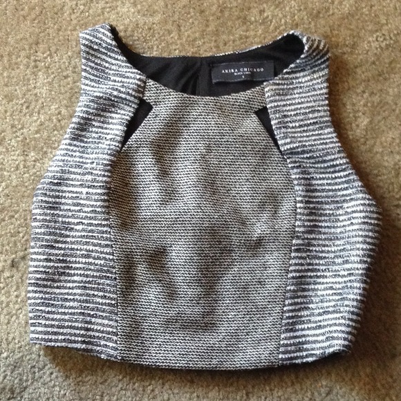 AKIRA Tops - Akira Chicago Stunning crop top🌼