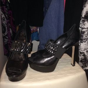 Gorgeous leather vince camuto heels