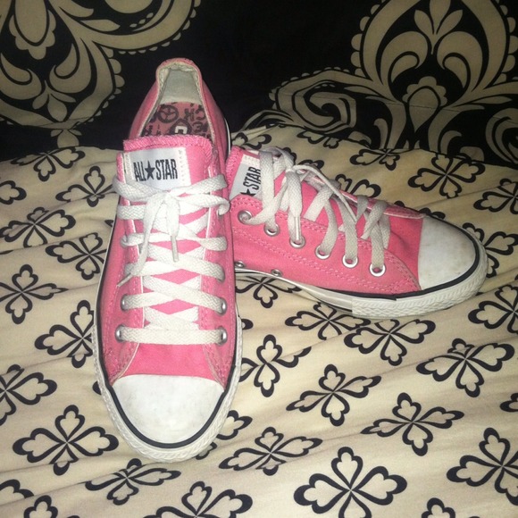 Price reduced! $20 Chucks euc!