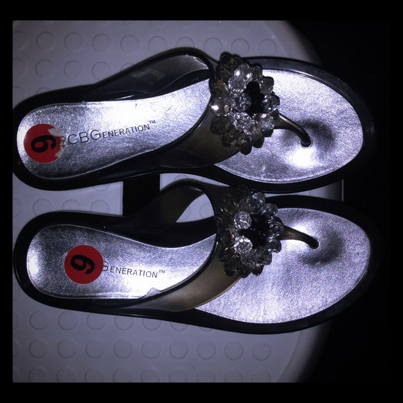 NWOT BCBG flip flops 😎