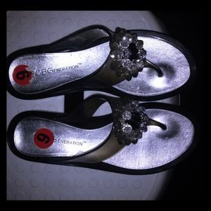 NWOT BCBG flip flops 😎