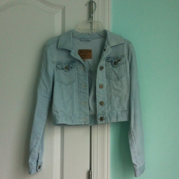 Light colored, cropped denim jacket