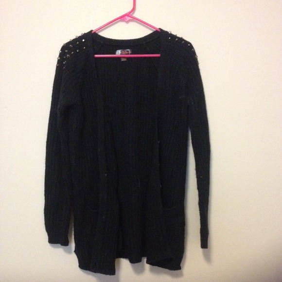 🚫sold 🚫Oversized Studded Shoulder Sweater - Picture 1 of 3