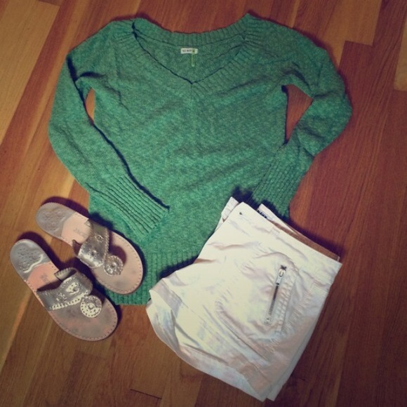 Green Sweater - Picture 3 of 4