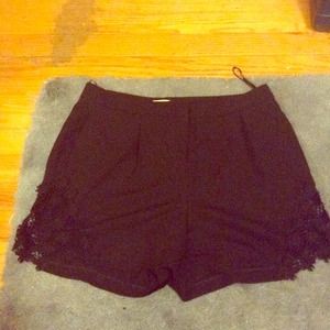 BLACK HIGHWAISTED SHORTS