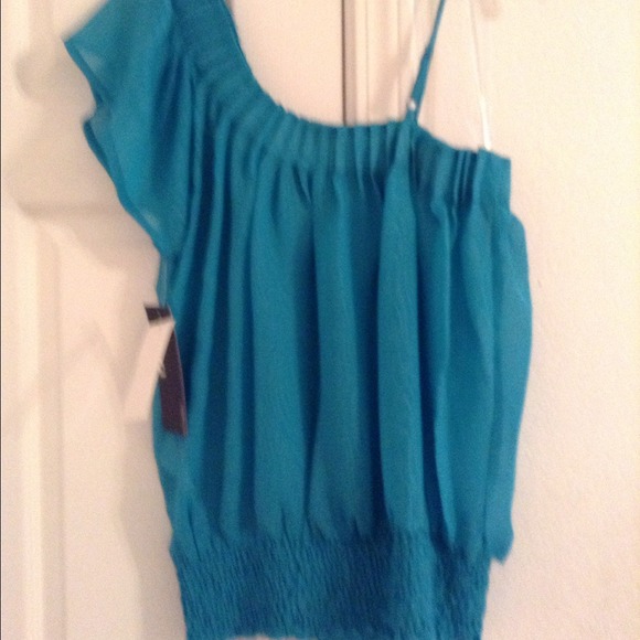One shoulder top