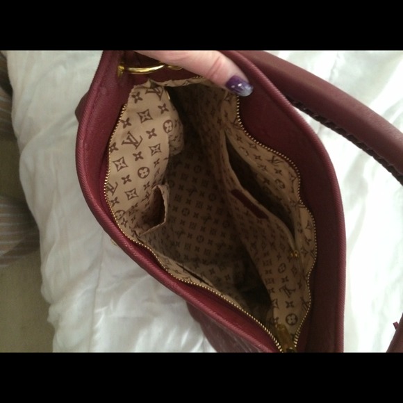 Beautiful red handbag up for grabs🌻 - Picture 3 of 3