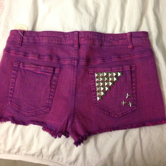 Magenta acid washed shorts with studs - Picture 2 of 2
