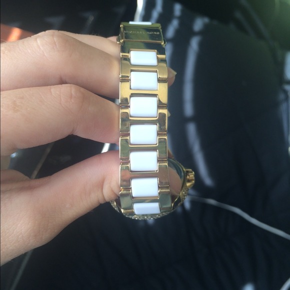 someone wanted better pictures of the watch